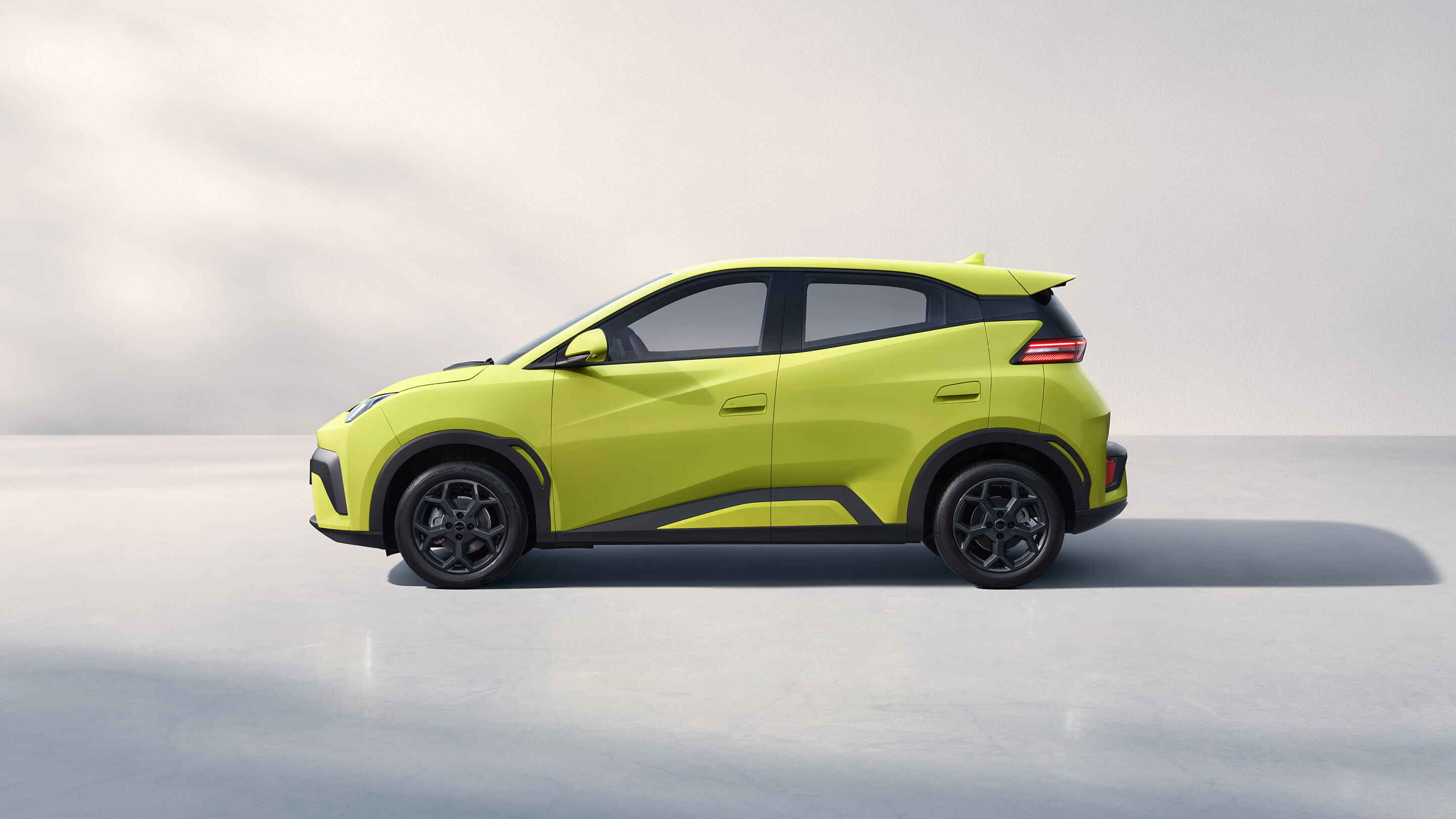 BYD Dolphin Mini verde, visto de perfil.