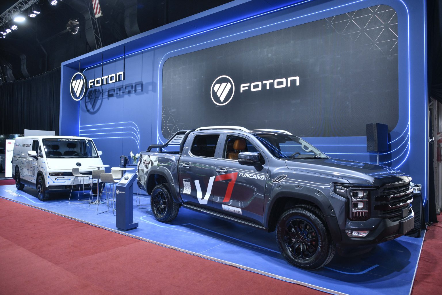 La eView Connect, a la izquierda, junto a la Tunland V7 en el stand de FOTON.